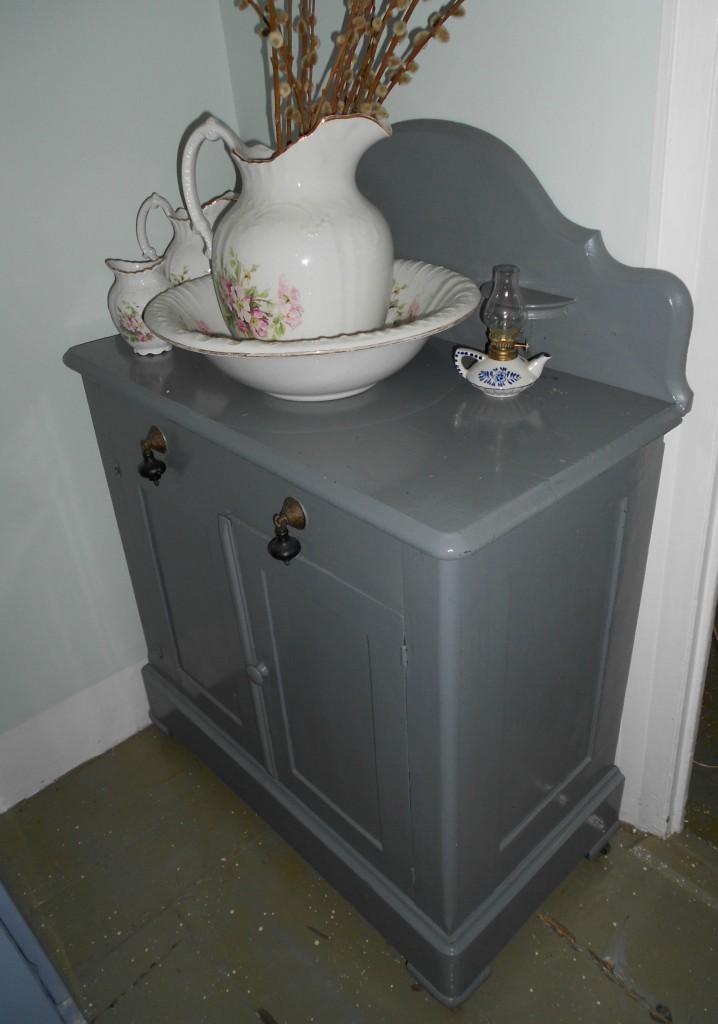 Gray Washstand Tokyo Jinja   Gray Washstand 